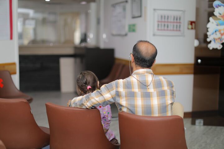 والدین داوطلب به یاری خانوادههای کودکان مبتلا به سرطان میآیند والدین داوطلب به یاری خانوادههای کودکان مبتلا به سرطان میآیند