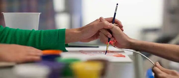 فعالیتهای هنری چه تاثیری بر کاهش اضطراب کودکان دارد؟