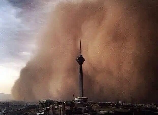 باد و گرد و خاک در راه تهران