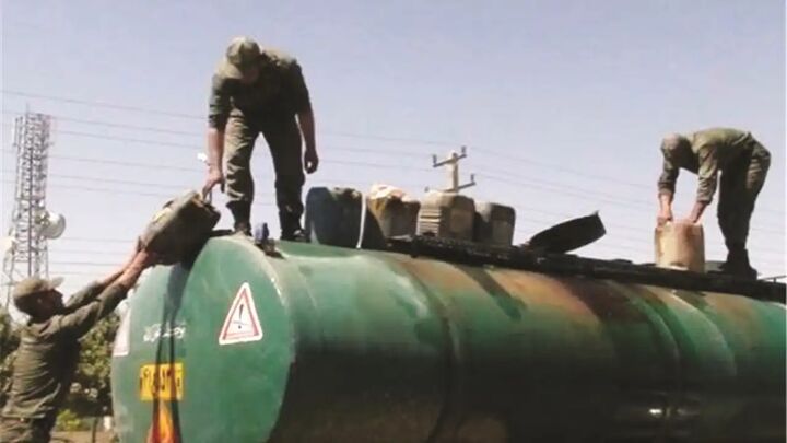 کشف ۱۱۵ هزار لیتر فرآوردههای نفتی قاچاق در هرمزگان کشف ۱۱۵ هزار لیتر فرآوردههای نفتی قاچاق در هرمزگان