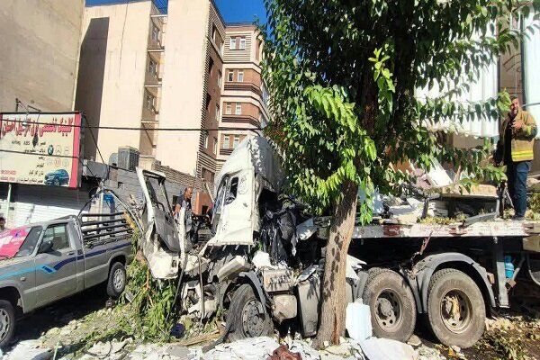 آخرین جزئیات از برخورد یک دستگاه کامیون با ۱۱ خودرو/ پلیس: کارشناسان در حال بررسی علت حادثه هستند آخرین جزئیات از برخورد یک دستگاه کامیون با ۱۱ خودرو/ پلیس: کارشناسان در حال بررسی علت حادثه هستند
