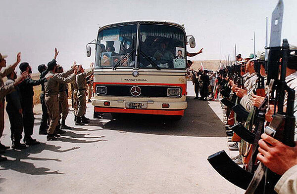 ورود آزادگان سرافراز به خانه و خاک عشق؛  خانه غزلخوان شده است از خبر آمدنت...