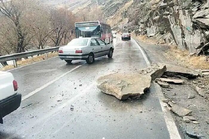 ریزش سنگ در گردنۀ زنجیرگاه جاده را مسدود کرد 