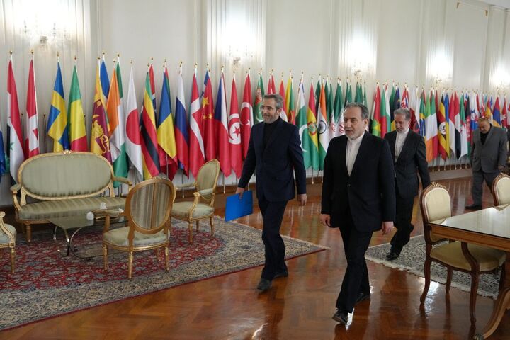 حضور عراقچی در وزارت امور خارجه پس از کسب رای اعتماد از مجلس حضور عراقچی در وزارت امور خارجه پس از کسب رای اعتماد از مجلس