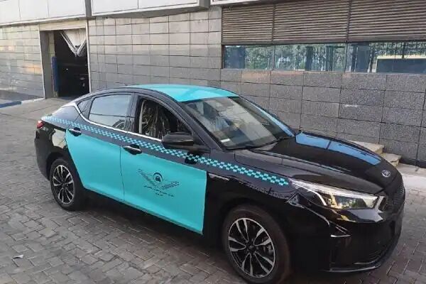 مراجعه متقاضیان تاکسی برقی برای تکمیل فرم در تهران مراجعه متقاضیان تاکسی برقی برای تکمیل فرم در تهران