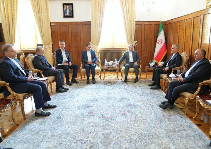 دیپلماتهای ارشد کشورمان در حوزه خلیجفارس با عراقچی دیدار کردند دیپلماتهای ارشد کشورمان در حوزه خلیجفارس با عراقچی دیدار کردند