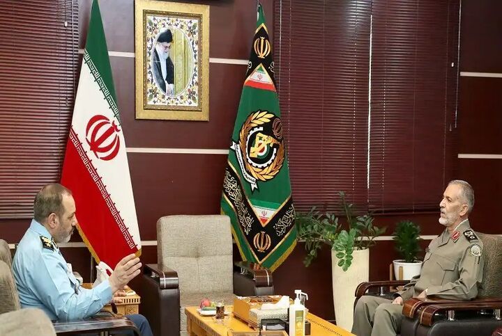 دیدار رئیس دفتر فرماندهی معظم کل قوا با وزیر دفاع دیدار رئیس دفتر فرماندهی معظم کل قوا با وزیر دفاع