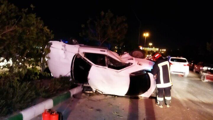 واژگونی خودرو در مشهد منجر به مصدومیت ۳ نفر شد واژگونی خودرو در مشهد منجر به مصدومیت ۳ نفر شد