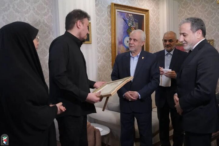 حضور سه عضو کابینه چهاردهم در منزل شهید امیرعبداللهیان حضور سه عضو کابینه چهاردهم در منزل شهید امیرعبداللهیان