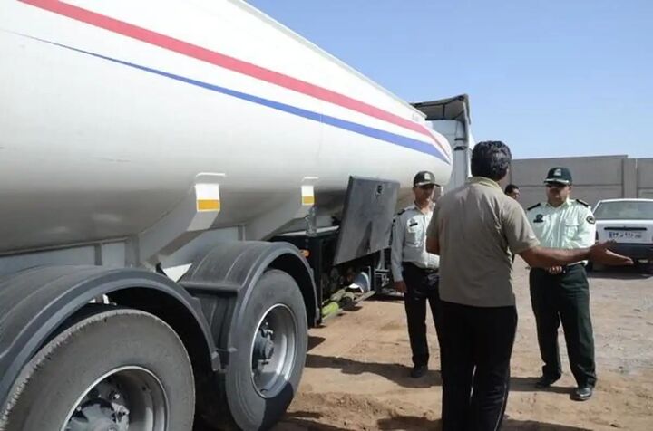 تریلی حامل سوخت قاچاق در خراسان جنوبی متوقف شد تریلی حامل سوخت قاچاق در خراسان جنوبی متوقف شد