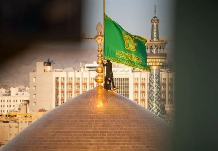 پرچم گنبد حرم مطهر امام رضا (ع)تعویض شد پرچم گنبد حرم مطهر امام رضا (ع)تعویض شد