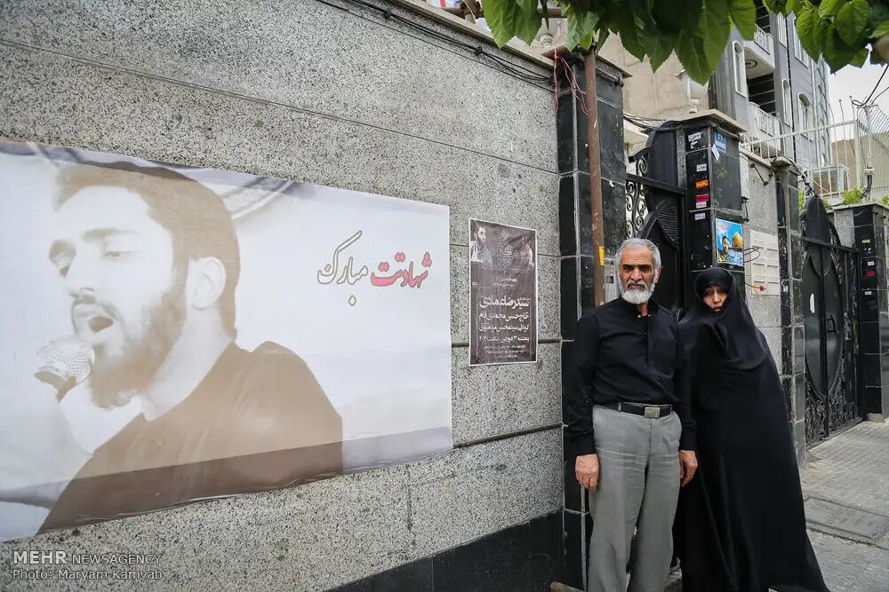 انگشتری که از شهید به رهبری هدیه شد، دوباره به مادر شهید حسین معزغلامی رسید