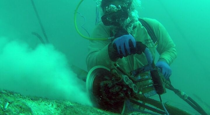 تعمیرات پیشگیرانه از آلودگی نفتی در اعماق خلیج فارس تعمیرات پیشگیرانه از آلودگی نفتی در اعماق خلیج فارس