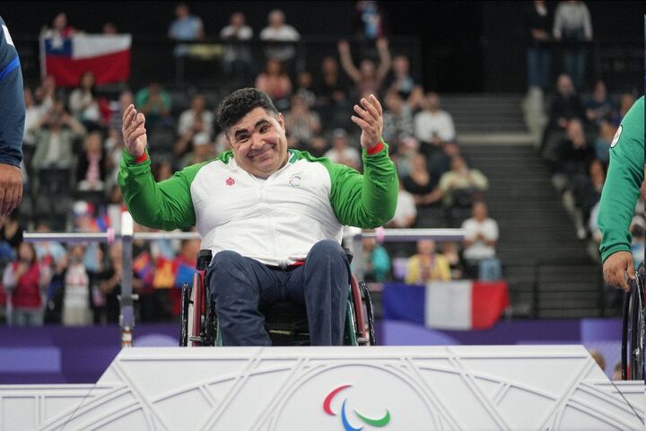 تبریک پزشکیان به قهرمان پارالمپیک تبریک پزشکیان به قهرمان پارالمپیک