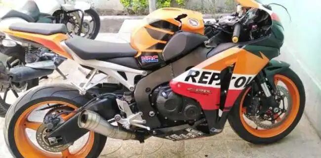 کشف موتورسیکلت ۱۰ میلیاردی از خانهای در تهران کشف موتورسیکلت ۱۰ میلیاردی از خانهای در تهران