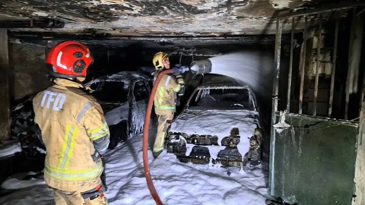 آتشسوزی ۴ دستگاه وسیله نقلیه در پارکینگ یک ساختمان در تهران آتشسوزی ۴ دستگاه وسیله نقلیه در پارکینگ یک ساختمان در تهران