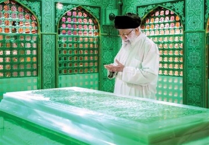 غبارروبی مضجع مطهر امام رضا(ع) با حضور رهبر انقلاب غبارروبی مضجع مطهر امام رضا(ع) با حضور رهبر انقلاب