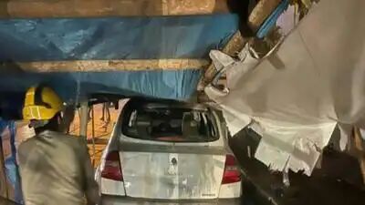 ریزش داربست ساختمانی روی ۵ خودرو در خیابان آفریقا ریزش داربست ساختمانی روی ۵ خودرو در خیابان آفریقا