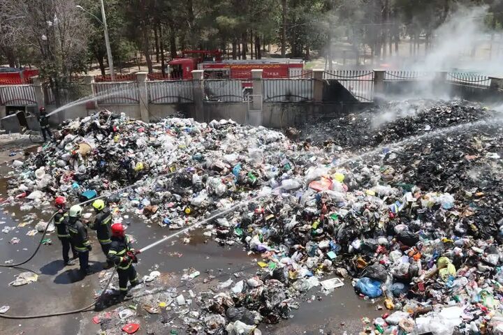 حریق گسترده در انبار پالت اصفهان مهار شد حریق گسترده در انبار پالت اصفهان مهار شد