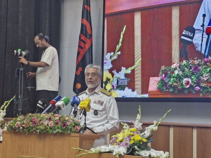 دریادار سیاری: هنر بهترین راه انتقال مفاهیم دفاع مقدس است دریادار سیاری: هنر بهترین راه انتقال مفاهیم دفاع مقدس است