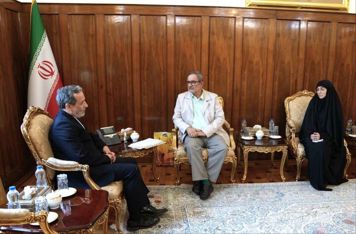 دیدار وزیر امور خارجه با خانواده محمدرضا نوری دیدار وزیر امور خارجه با خانواده محمدرضا نوری