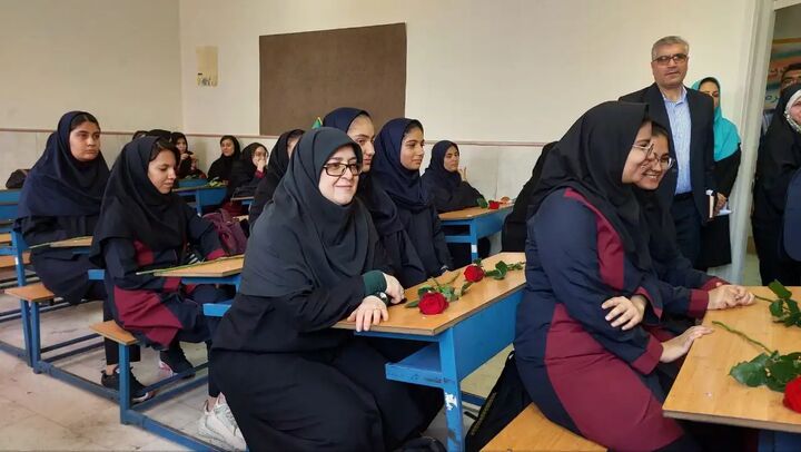 بخشی از معوقات معلمان واریز شد/ حمل و نقل رایگان دانشآموزان تا یک هفته بخشی از معوقات معلمان واریز شد/ حمل و نقل رایگان دانشآموزان تا یک هفته