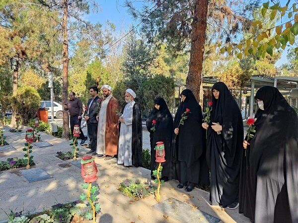 مراسم تحویل سال نو در جوار گلزار شهدای گمنام بهشت زهرا برگزار شد مراسم تحویل سال نو در جوار گلزار شهدای گمنام بهشت زهرا برگزار شد