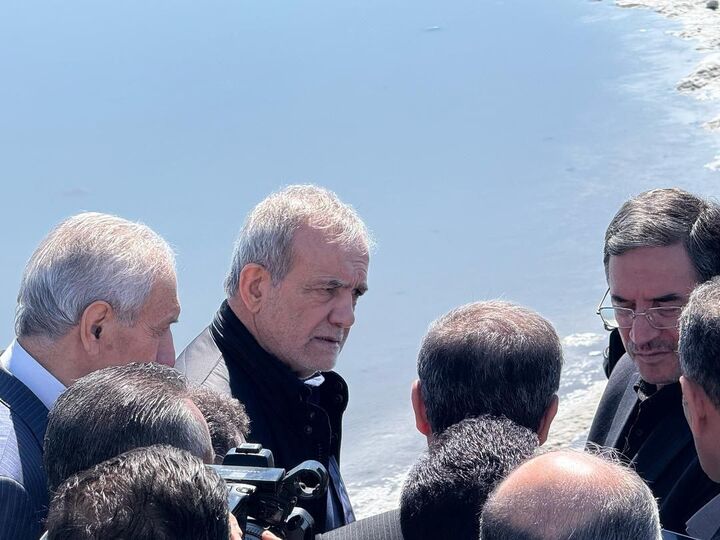 پزشکیان از دریاچه ارومیه بازدید کرد پزشکیان از دریاچه ارومیه بازدید کرد