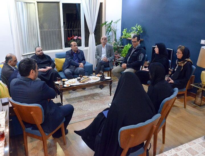 مدیرکل بنیاد شهید تهران بزرگ در منزل شهید ارمنی «طومانیان» حضور یافت مدیرکل بنیاد شهید تهران بزرگ در منزل شهید ارمنی «طومانیان» حضور یافت