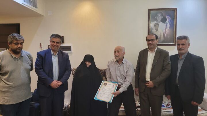 دیدار استاندار مرکزی با والدین شهیدان حسینجانی دیدار استاندار مرکزی با والدین شهیدان حسینجانی