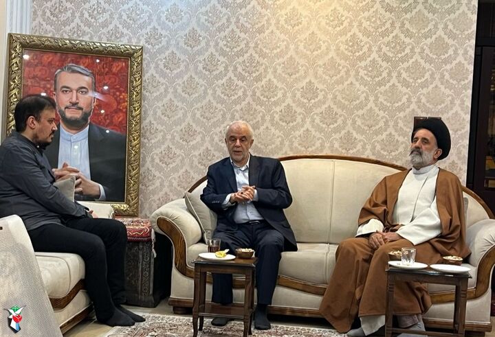 معاون رئیسجمهور به دیدار خانواده شهید امیرعبداللهیان رفت معاون رئیسجمهور به دیدار خانواده شهید امیرعبداللهیان رفت