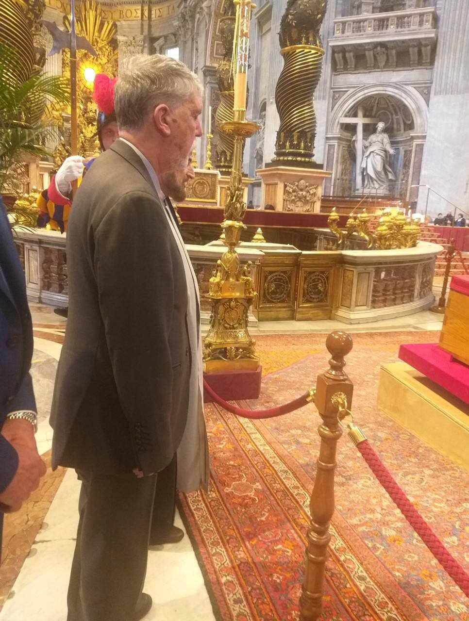 ادای احترام وزیر فرهنگ به پاپ + عکس