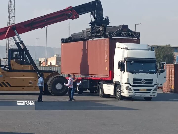 ترانزیت کالا و حمل یکسره در بندر شهید رجایی از سر گرفته شد ترانزیت کالا و حمل یکسره در بندر شهید رجایی از سر گرفته شد