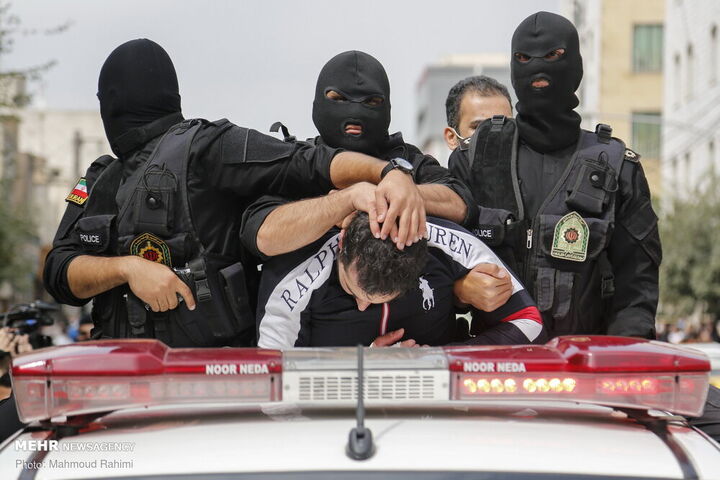 مردم و قانون پشت پلیس؛ اراذل و اوباش دنبال سوراخ موش! مردم و قانون پشت پلیس؛ اراذل و اوباش دنبال سوراخ موش!