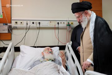 عیادت رهبر انقلاب از آیت‌الله نوری همدانی + فیلم