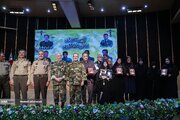 اعطای نشان فداکاری به پنج تن از خانواده شهدا