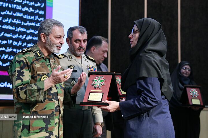 اعطای نشان فداکاری به خانواده‌های شهدا