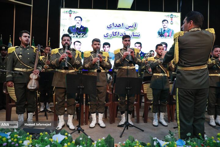 اعطای نشان فداکاری به خانواده‌های شهدا
