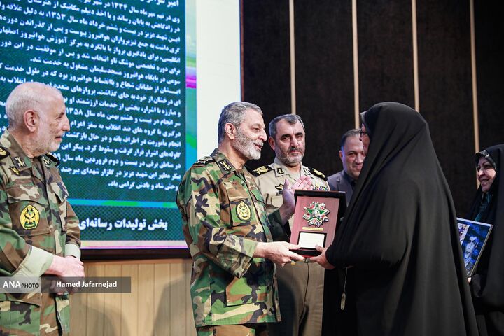 اعطای نشان فداکاری به خانواده‌های شهدا