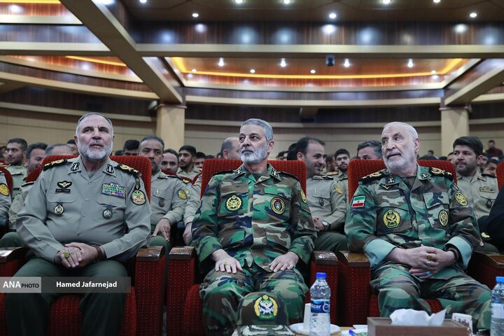 اعطای نشان فداکاری به خانواده‌های شهدا