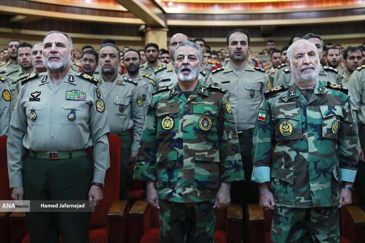 اعطای نشان فداکاری به خانواده‌های شهدا