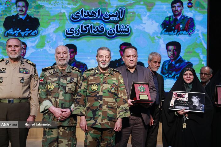 اعطای نشان فداکاری به خانواده‌های شهدا