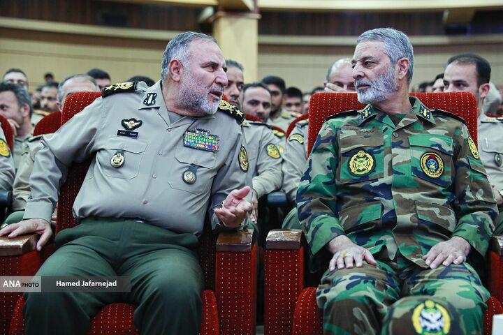 اعطای نشان فداکاری به خانواده‌های شهدا
