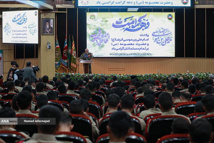 اعطای نشان فداکاری به خانواده‌های شهدا