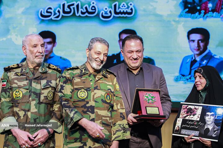 اعطای نشان فداکاری به خانواده‌های شهدا