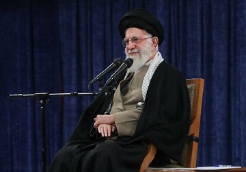 تصاویر/ دیدار حضرت آیت‌الله خامنه‌ای با جانبازان و خانواده شهدا در دوران دفاع مقدس