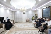 دیدار عارف با خانواده‌ شهید رئیسی و شهید رحمتی