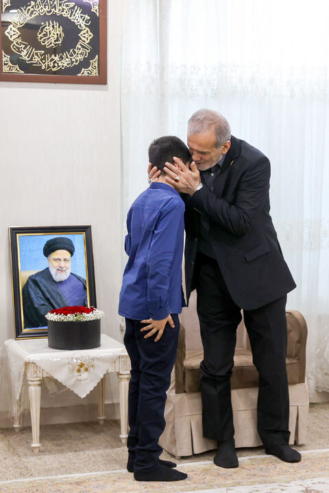 دیدار پزشکیان با خانواده شهدای خدمت