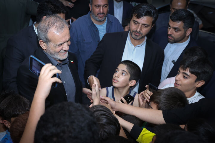 دیدار پزشکیان با خانواده شهدای خدمت