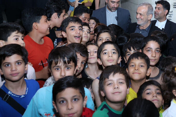 دیدار پزشکیان با خانواده شهدای خدمت